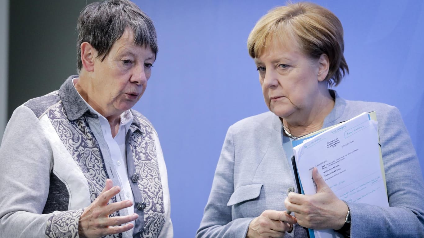 Kanzlerin Angela Merkel und Umweltministerin Barbara Hendricksnach dem 2. Dieselgipfel im Kanzleramt: Deutschland droht eine Klage wegen Stickoxid-Emissionen.