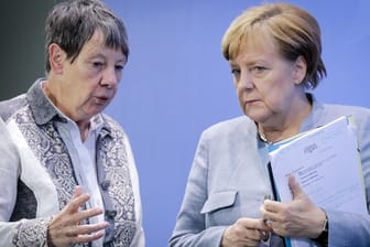 Kanzlerin Angela Merkel und Umweltministerin Barbara Hendricksnach dem 2. Dieselgipfel im Kanzleramt: Deutschland droht eine Klage wegen Stickoxid-Emissionen.
