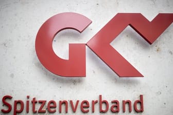 Das Logo des GKV-Spitzenverbands an deren Hauptsitz in Berlin.