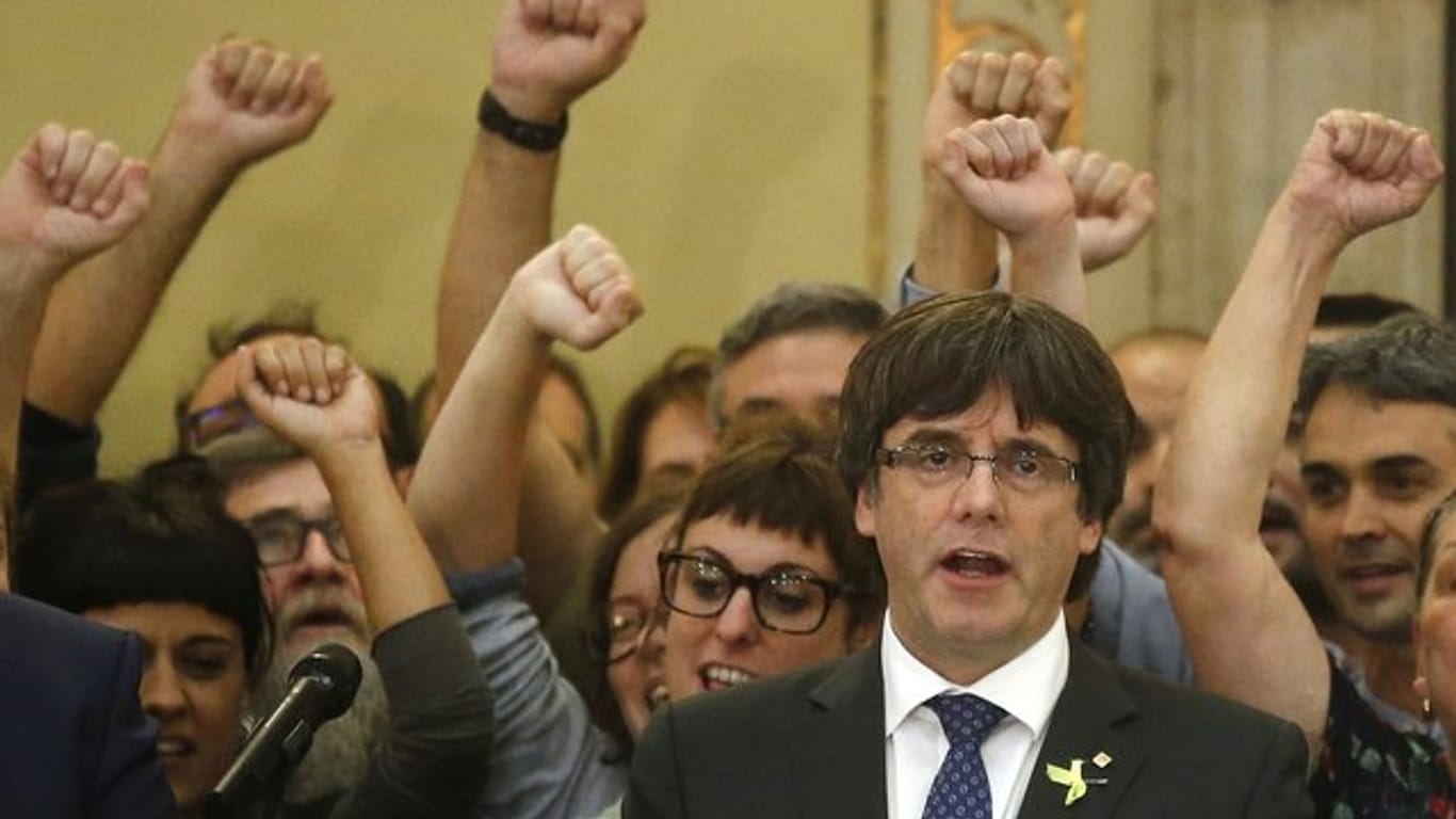 Puigdemont werden Rebellion, Aufruhr und Veruntreuung öffentlicher Mittel vorgeworfen.