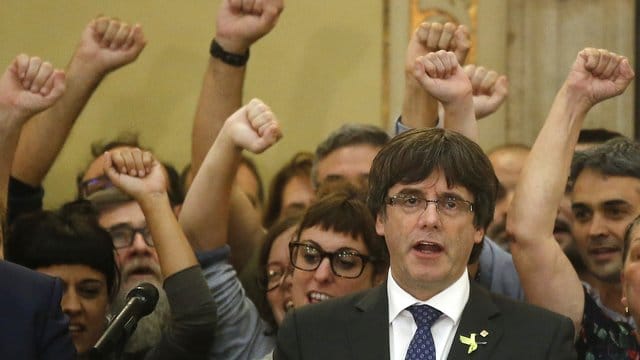 Puigdemont werden Rebellion, Aufruhr und Veruntreuung öffentlicher Mittel vorgeworfen. Puigdemont werden Rebellion, Aufruhr und Veruntreuung öffentlicher Mittel vorgeworfen.