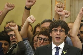 Puigdemont werden Rebellion, Aufruhr und Veruntreuung öffentlicher Mittel vorgeworfen.