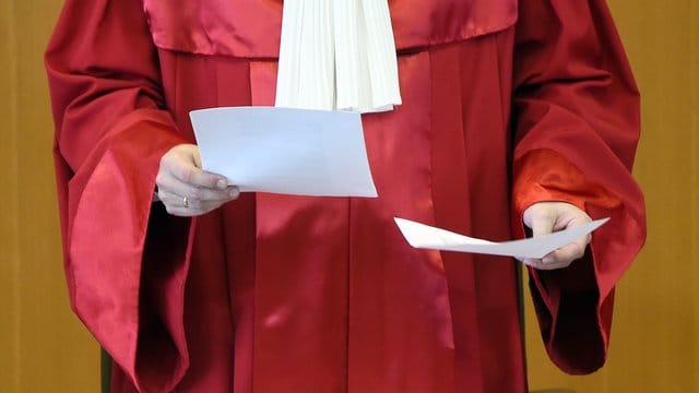 Ein Richter beim Bundesverfassungsgericht während der Verkündigung eines Urteils. Ein Richter beim Bundesverfassungsgericht während der Verkündigung eines Urteils.