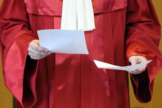 Ein Richter beim Bundesverfassungsgericht während der Verkündigung eines Urteils.