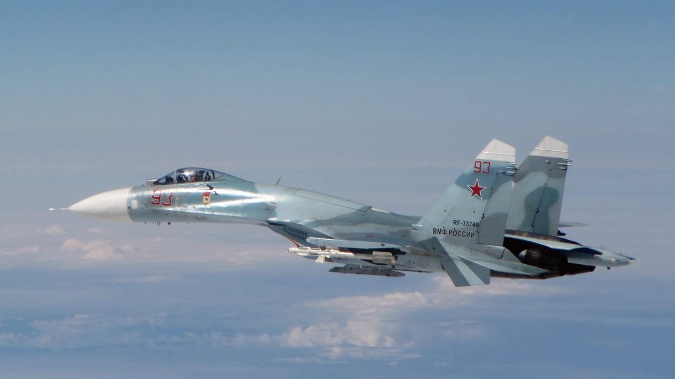 Aufnahme einer russischen Su-27: Ein Flugzeug dieses Typs kam einem US-Aufklärer über dem Schwarzen Meer laut der US-Navy gefährlich nahe.