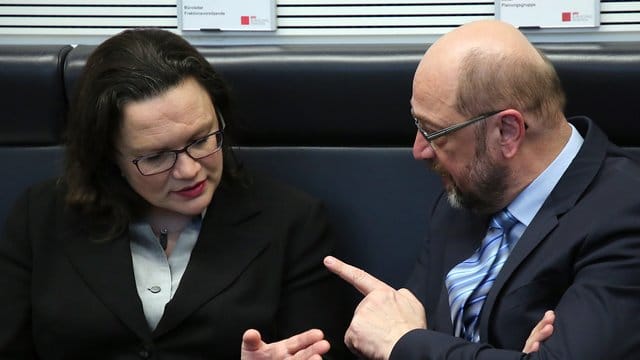 SPD-Chef Martin Schulz und Fraktionschefin Andrea Nahles unterhalten sich im Bundestag in Berlin. SPD-Chef Martin Schulz und Fraktionschefin Andrea Nahles unterhalten sich im Bundestag in Berlin.