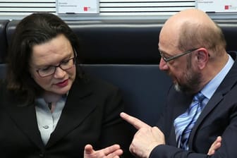 SPD-Chef Martin Schulz und Fraktionschefin Andrea Nahles unterhalten sich im Bundestag in Berlin.