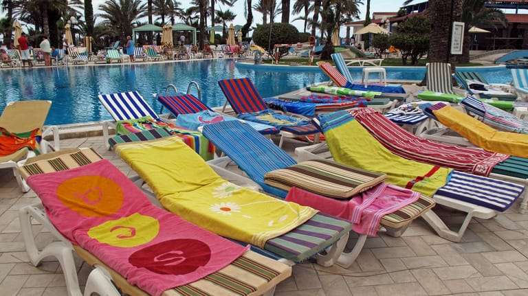 Sonnenliegen belegt mit Handtüchern: Ab Sommer 2018 kann man seine Hotelliege schon vor Reiseantritt buchen.