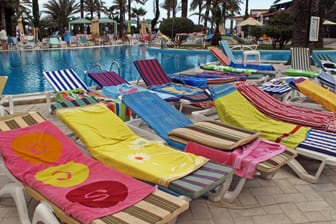 Sonnenliegen belegt mit Handtüchern: Ab Sommer 2018 kann man seine Hotelliege schon vor Reiseantritt buchen.