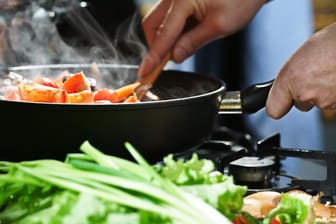 Gemüse anbraten: Es gibt verschiedene Techniken, Gemüse zuzubereiten.