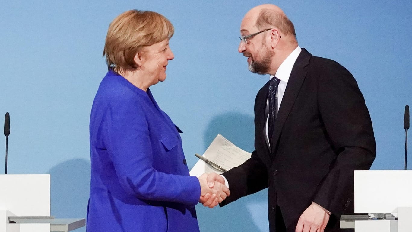 Martin Schulz und Kanzlerin Angela Merkel in Berlin: SPD und Union wollen den Familiennachzug von Flüchtlingen offenbar auf 1000 Menschen im Monat begrenzen.