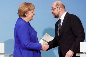 Martin Schulz und Kanzlerin Angela Merkel in Berlin: SPD und Union wollen den Familiennachzug von Flüchtlingen offenbar auf 1000 Menschen im Monat begrenzen.