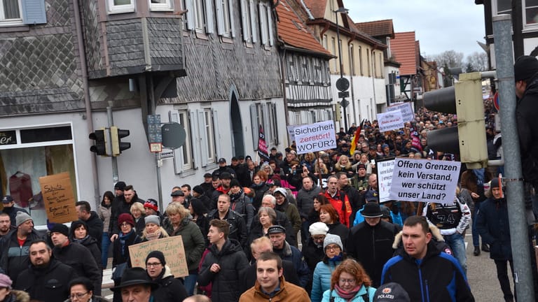 Der Demonstrationszug zieht durch Kandel. Die AfD in Rheinland-Pfalz hatte zunächst vor der Teilnahme gewarnt, lobte aber danach.
