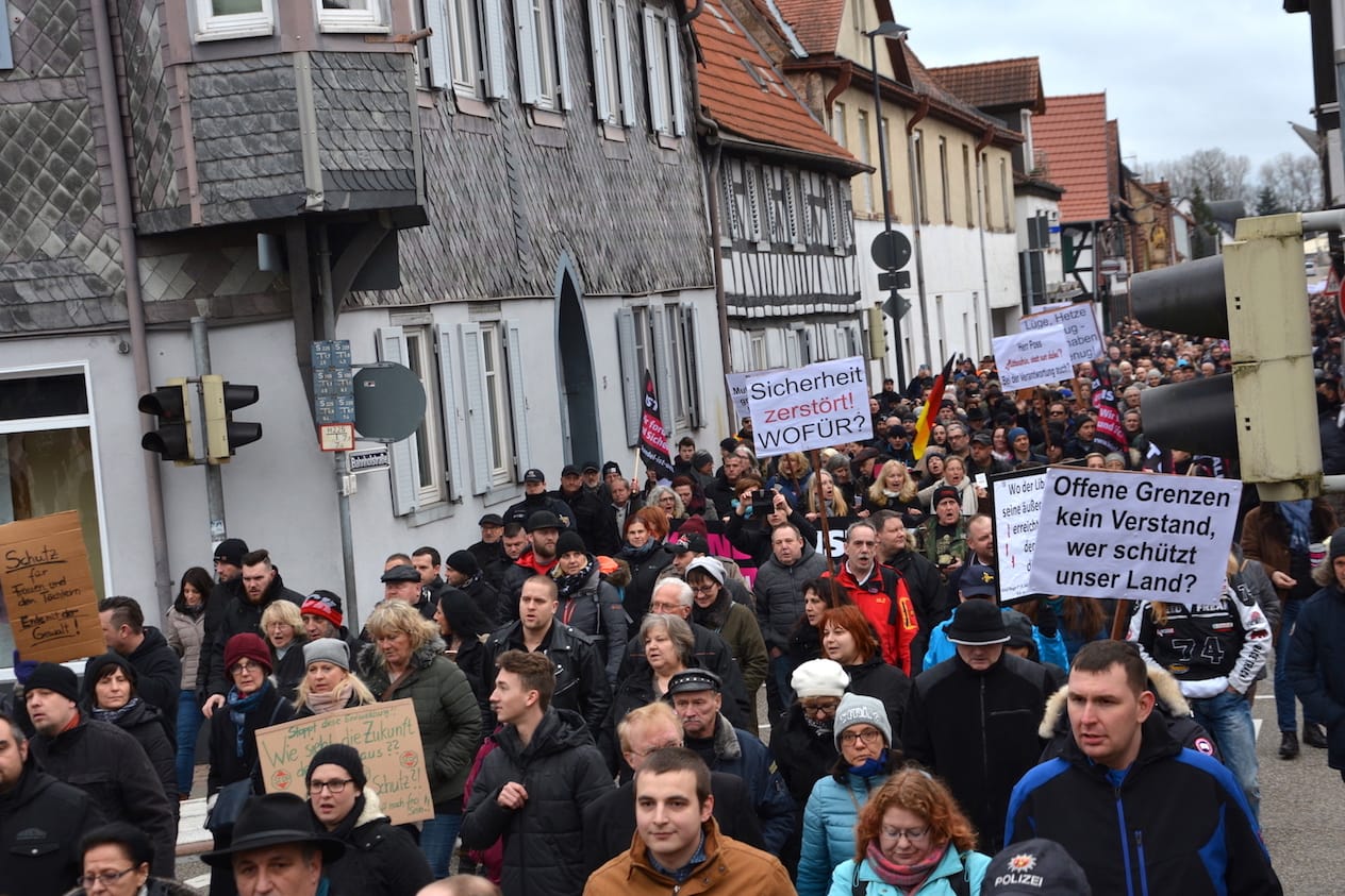 Der Demonstrationszug zieht durch Kandel. Die AfD in Rheinland-Pfalz hatte zunächst vor der Teilnahme gewarnt, lobte aber danach.