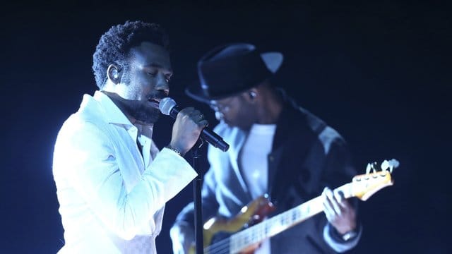 Childish Gambino hat bei den Grammys mit seinem Song "Redbone" in der Kategorie "Beste Darbietung - Traditioneller R&B" gewonnen. Childish Gambino hat bei den Grammys mit seinem Song "Redbone" in der Kategorie "Beste Darbietung - Traditioneller R&B" gewonnen.