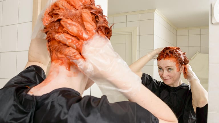 Frau beim Färben der Haare