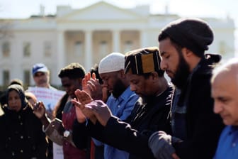 Einreiseverbot für muslimische Migranten: Vor ein paar Tagen demonstrierten Menschen vor dem Weißen Haus gegen die restriktive US-Migrationspolitik.