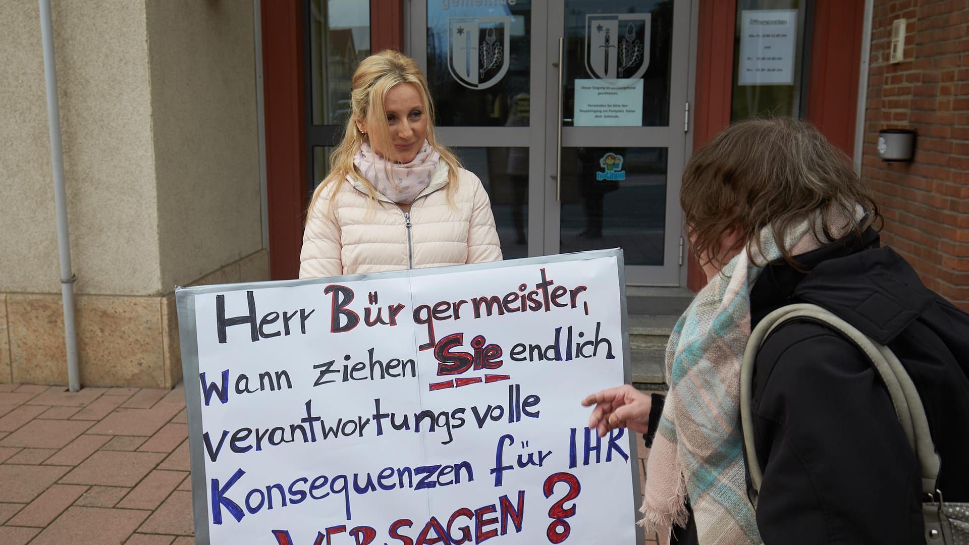 Myriam Kern stand zunächst alleine vor dem Rathaus. Unter anderem Doris von Sayn-Wittgenstein folgte ihrem Beispiel.