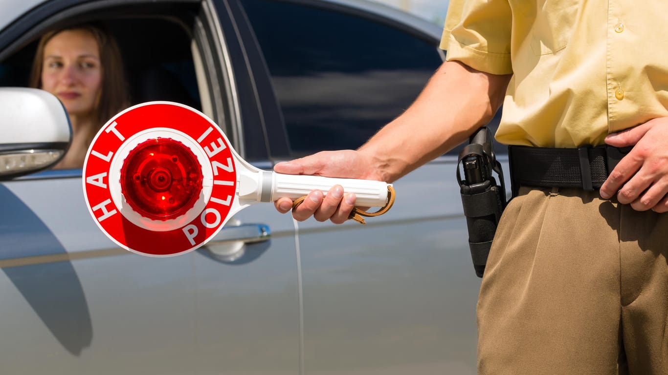 Auto-Polizeikontrolle: Verkehrsüberwachungen sollen dichter werden, vor allem an gefährlichen Abschnitten und Unfallschwerpunkten auf den Fahrbahnen.