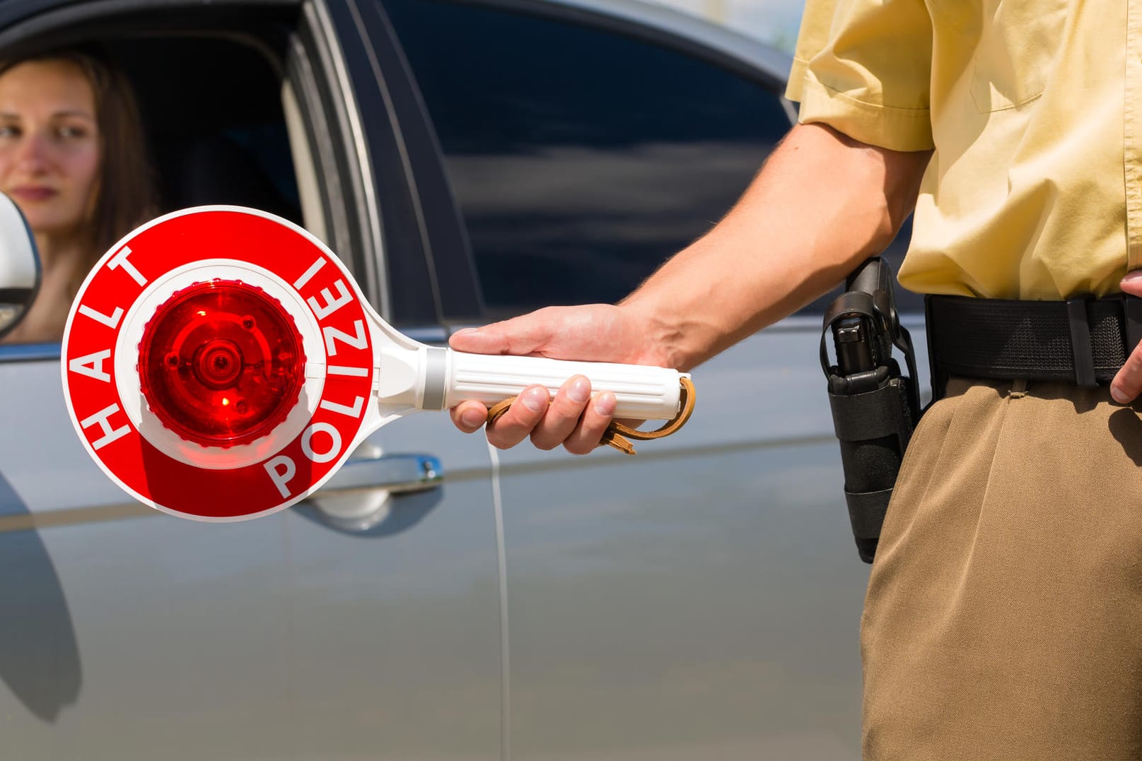 Auto-Polizeikontrolle: Verkehrsüberwachungen sollen dichter werden, vor allem an gefährlichen Abschnitten und Unfallschwerpunkten auf den Fahrbahnen.
