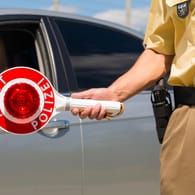 Auto-Polizeikontrolle: Verkehrsüberwachungen sollen dichter werden, vor allem an gefährlichen Abschnitten und Unfallschwerpunkten auf den Fahrbahnen.