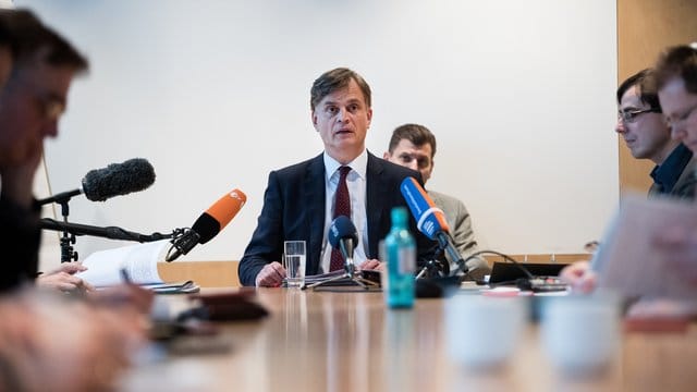 "Die Integration wird erschwert, wenn man so eine Art Rückfahrschein in der Tasche hat", erklärte Bernd Baumann den Vorstoß der AfD zur Abschaffung des Doppelpasses. "Die Integration wird erschwert, wenn man so eine Art Rückfahrschein in der Tasche hat", erklärte Bernd Baumann den Vorstoß der AfD zur Abschaffung des Doppelpasses.