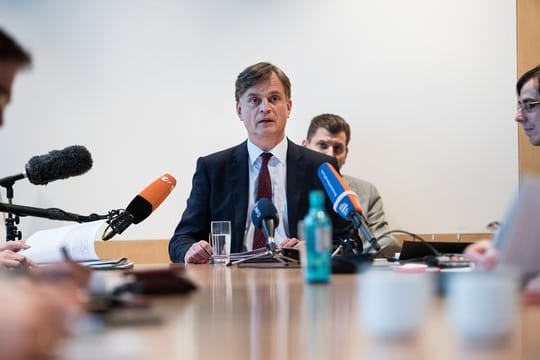 "Die Integration wird erschwert, wenn man so eine Art Rückfahrschein in der Tasche hat", erklärte Bernd Baumann den Vorstoß der AfD zur Abschaffung des Doppelpasses.