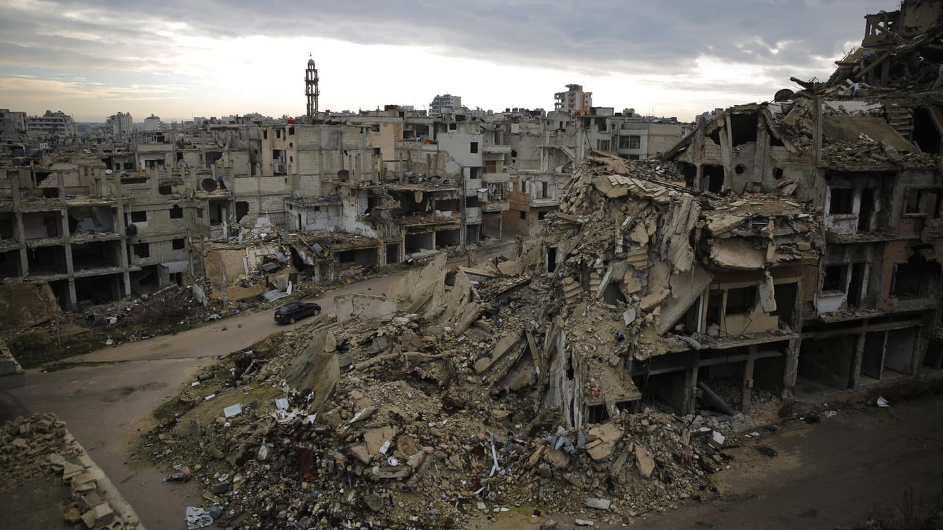 Spuren des Krieges: Ein Auto fährt im Januar 2018 durch die verwüstete Altstadt von Homs (Syrien).