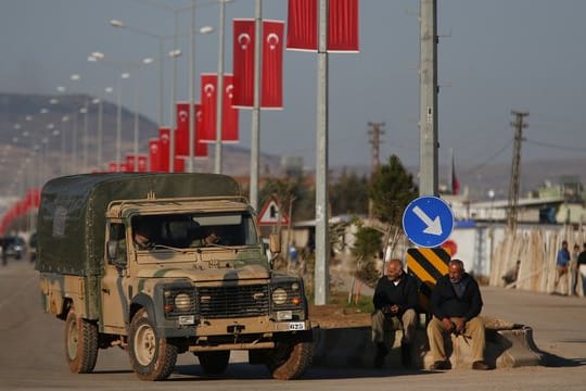Ein Fahrzeug der türkischen Armee fährt am Grenzübergang Oncupinar unter türkischen Fahnen entlang.