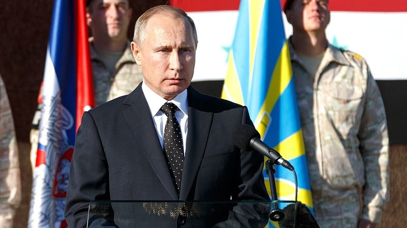 Wladimir Putin auf der Luftwaffenbasis Hmeimim in Syrien: Auf der Konferenz fehlen wichtige Oppositionsgruppen.