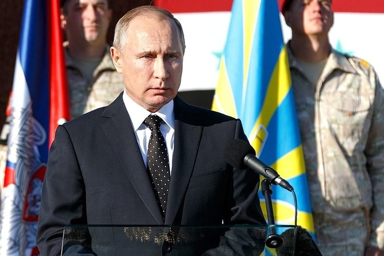 Wladimir Putin auf der Luftwaffenbasis Hmeimim in Syrien: Auf der Konferenz fehlen wichtige Oppositionsgruppen.