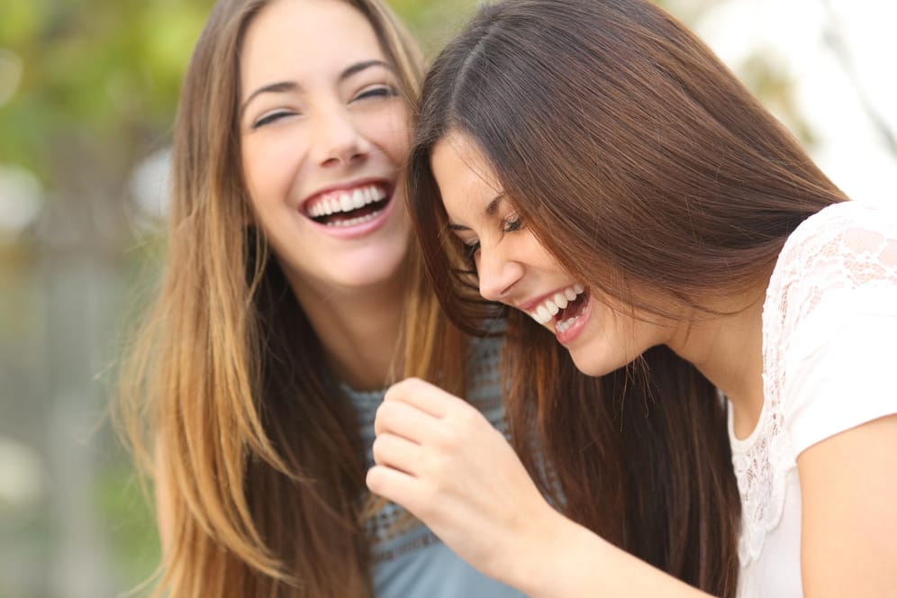 Zwei Freundinnen lachend: Menschen, die miteinander befreundet sind, "funken" oft auf ähnlicher Wellenlänge – auch in ihren Hirnprozessen.