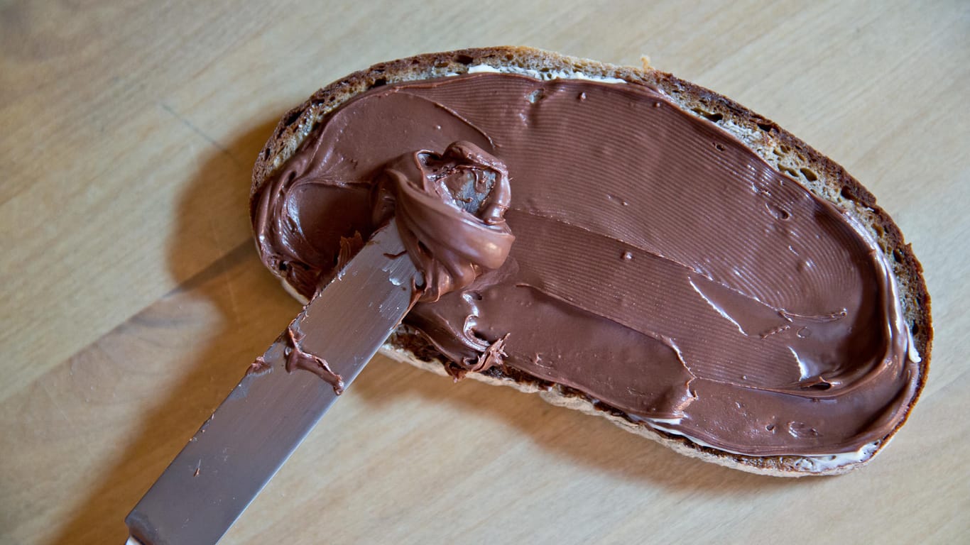 Brot mit Haselnusscreme: Weil ein französischer Supermarkt das Produkt zu günstig angeboten hat, droht ihm jetzt eine Strafe.