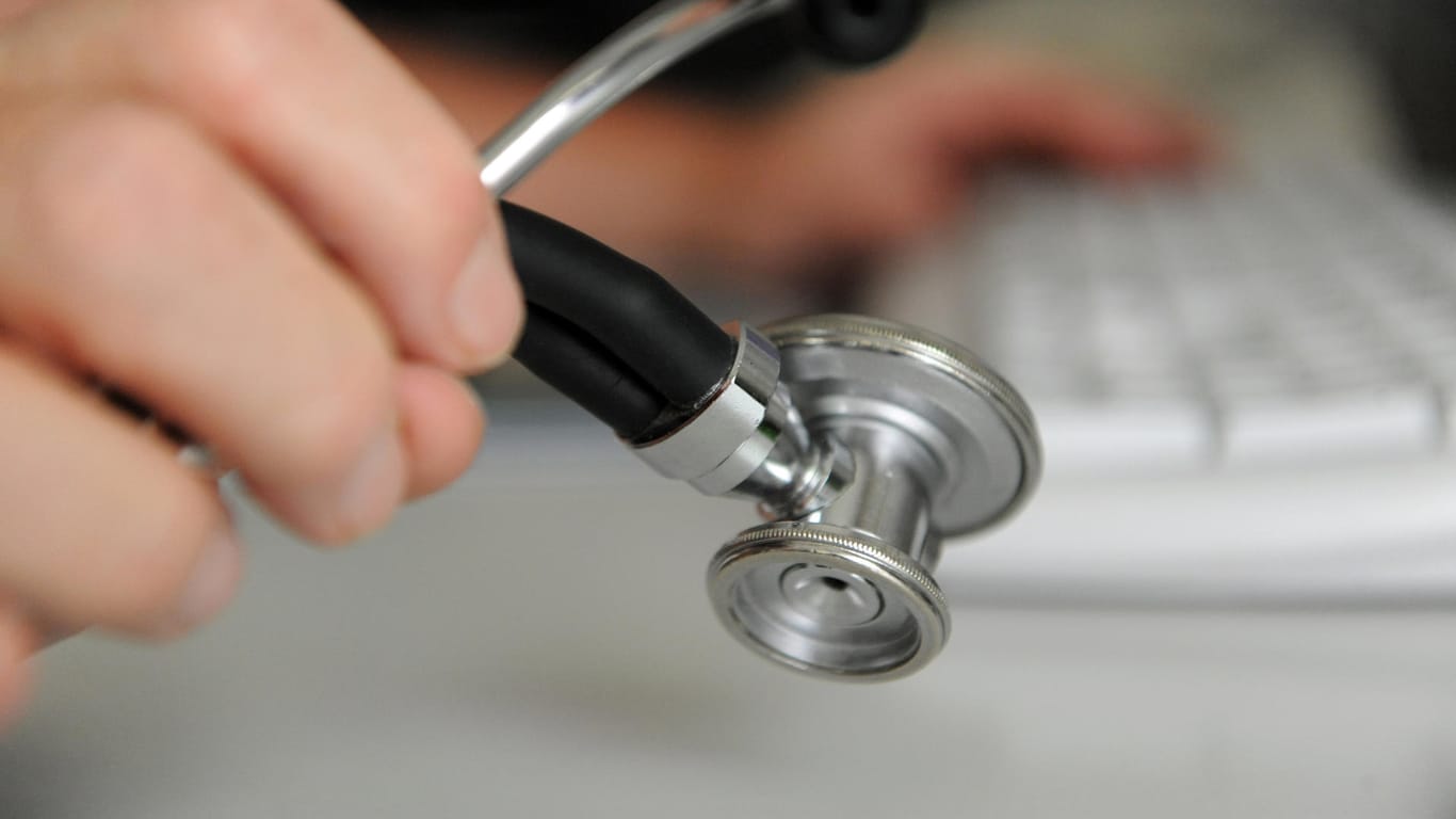 Arzt hält Stethoskop: Die SPD fordert die Angleichung der Arzthonorare von gesetzlich Versicherten und Privatversicherten.