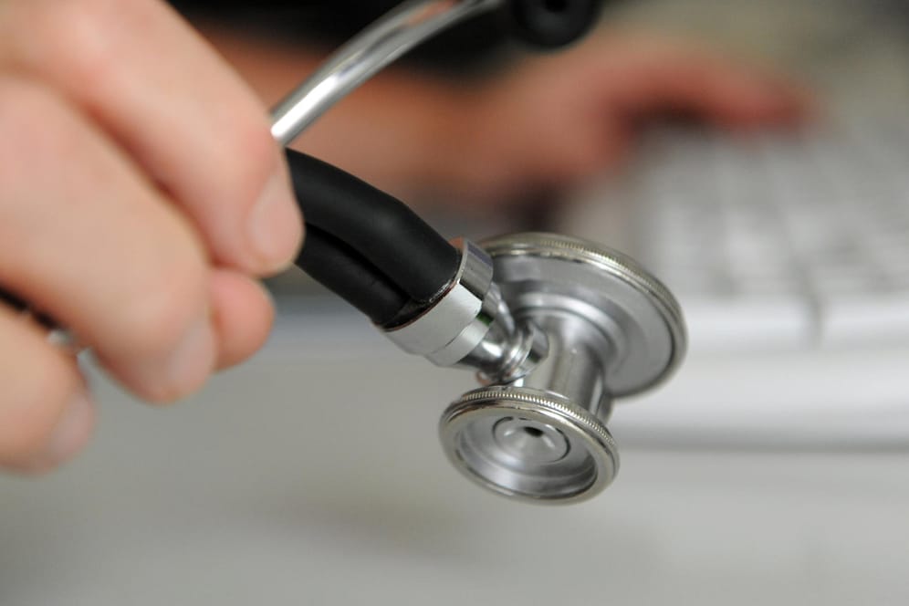 Arzt hält Stethoskop: Die SPD fordert die Angleichung der Arzthonorare von gesetzlich Versicherten und Privatversicherten.