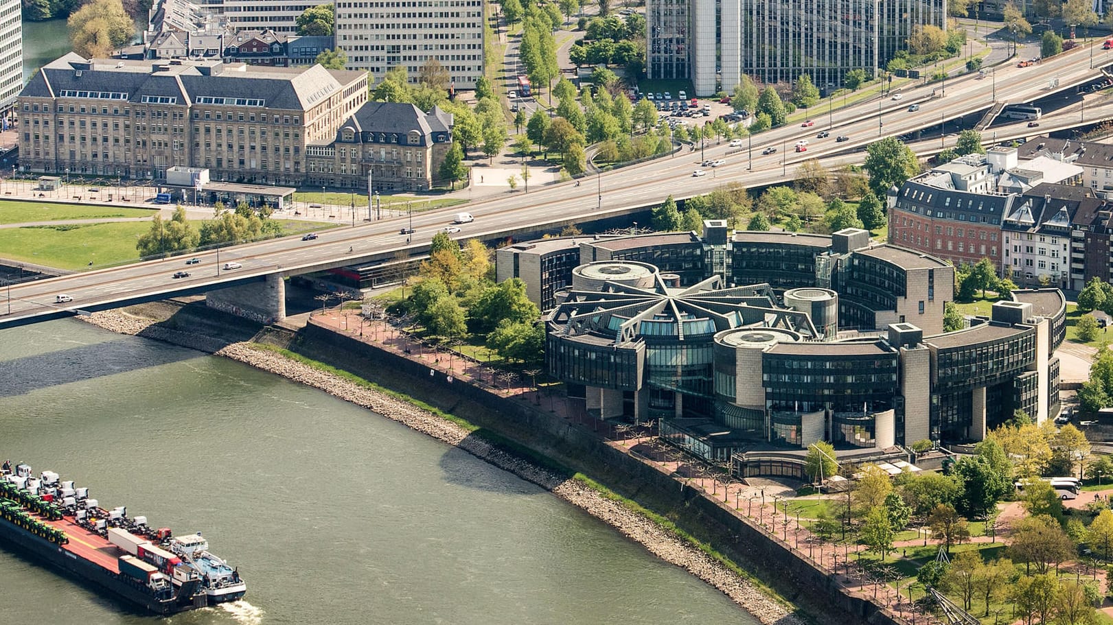 Regierungsviertel in Düsseldorf: Nordrhein-Westfalen machte im vergangenen Jahr 335,3 Millionen Euro neue Schulden. Regierungsviertel in Düsseldorf: Nordrhein-Westfalen machte im vergangenen Jahr 335,3 Millionen Euro neue Schulden.
