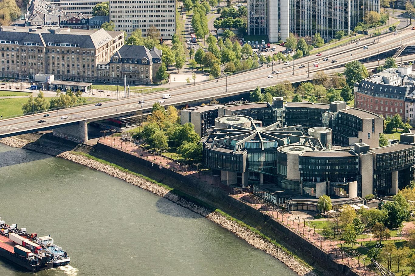 Regierungsviertel in Düsseldorf: Nordrhein-Westfalen machte im vergangenen Jahr 335,3 Millionen Euro neue Schulden.