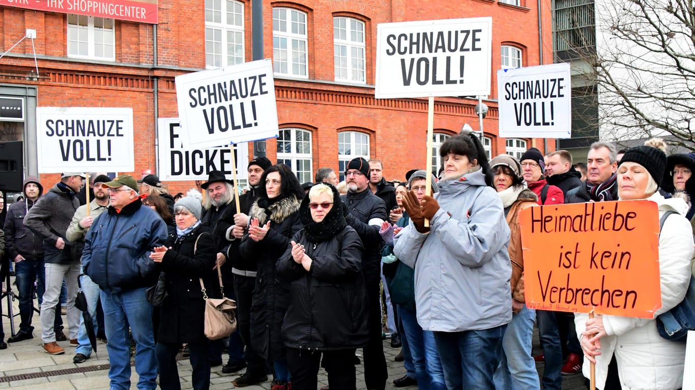 Umstrittene Demonstration des Vereins "Zukunft Heimat" in Cottbus: Der Oberbürgermeister sorgt sich um den Ruf seiner Stadt.