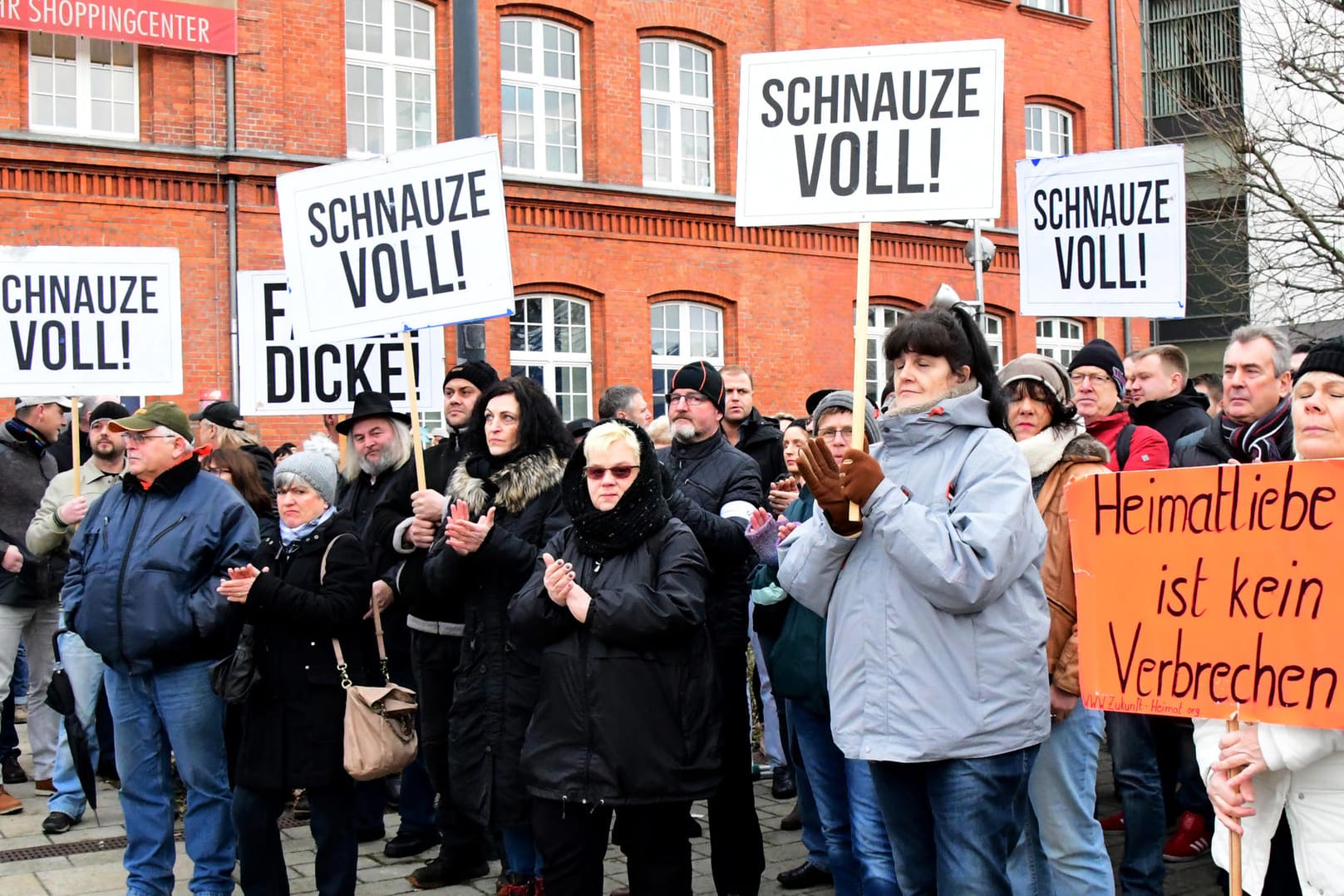 Umstrittene Demonstration des Vereins "Zukunft Heimat" in Cottbus: Der Oberbürgermeister sorgt sich um den Ruf seiner Stadt.