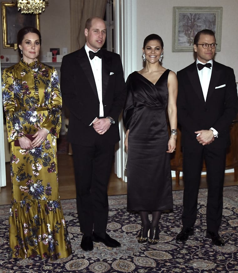 Die Herren im Smoking, die Damen in glänzenden Kleidern: Abendessen bei den Royals.
