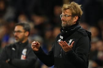 Duell der Freunde: Liverpool-Coach Jürgen Klopp (r.) gegen Huddersfield-Trainer David Wagner.