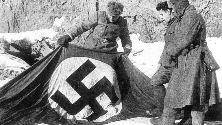 Siegreiche Rotarmisten: Im Kessel von Stalingrad kämpften rund 250.000 deutsche Soldaten unter ihrem Befehlshaber Friedrich Paulus.