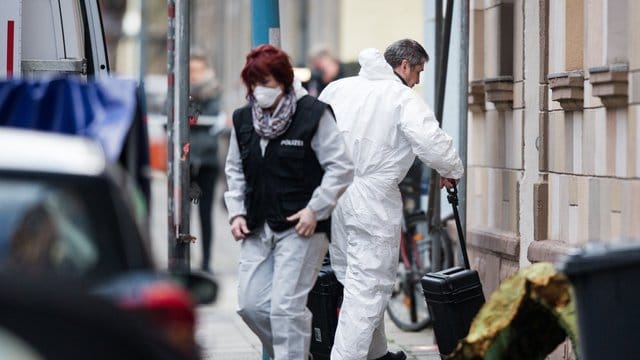 Beamte der Spurensicherung gehen in ein Haus, in dem Fahnder die Leiche eines Mannes fanden. Beamte der Spurensicherung gehen in ein Haus, in dem Fahnder die Leiche eines Mannes fanden.