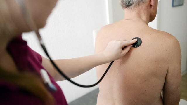 Untersuchung beim Arzt: Die Krankenkassen fordern ein festes Sprechstundenkontingent für gesetzlich Versicherte. Untersuchung beim Arzt: Die Krankenkassen fordern ein festes Sprechstundenkontingent für gesetzlich Versicherte.