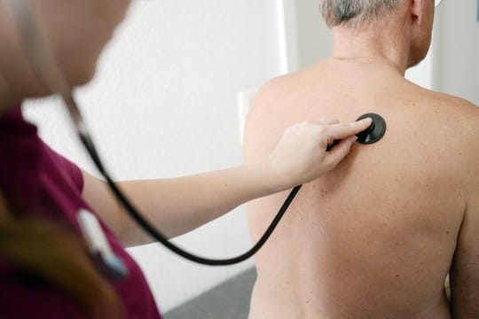 Untersuchung beim Arzt: Die Krankenkassen fordern ein festes Sprechstundenkontingent für gesetzlich Versicherte.