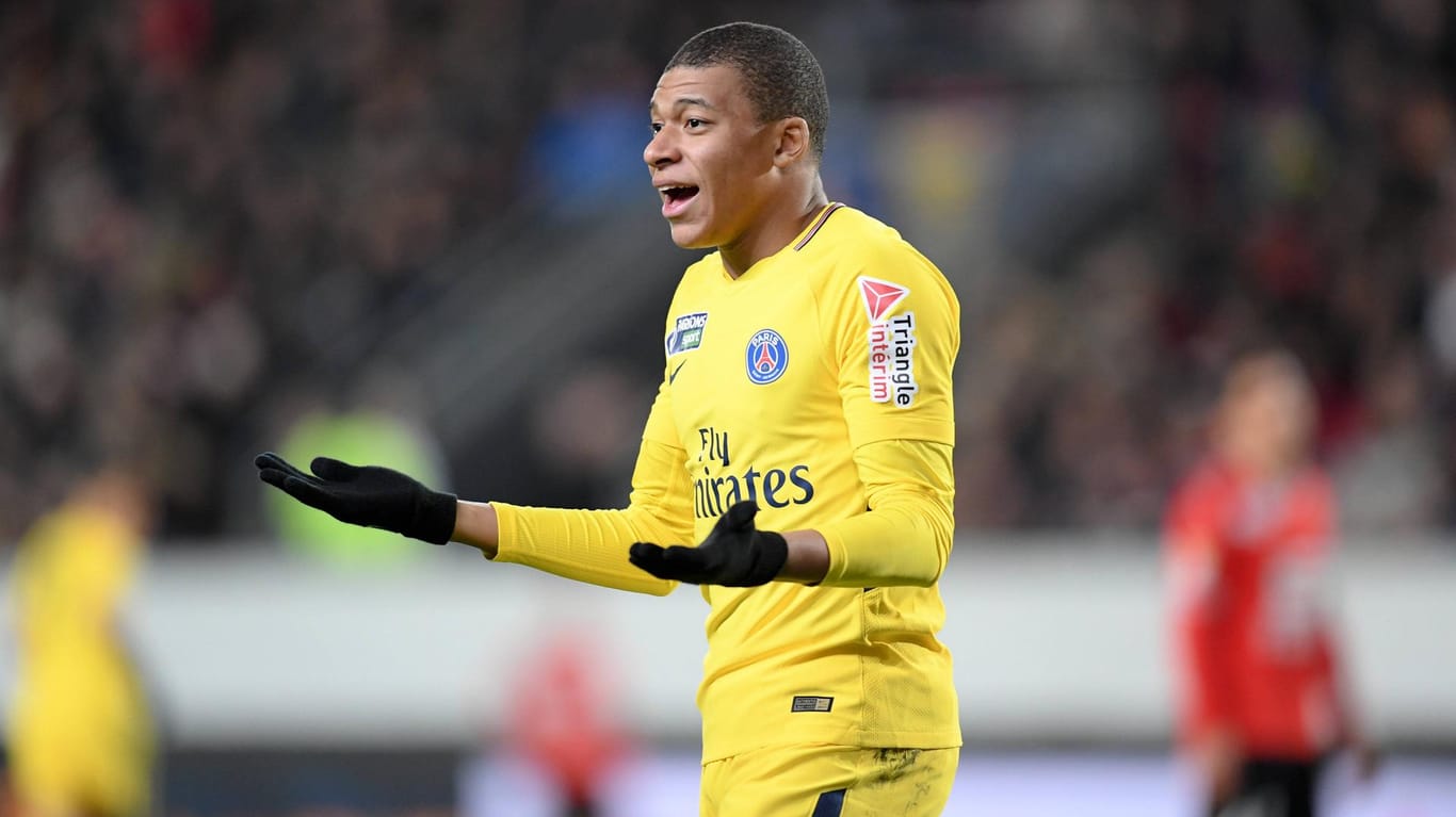Kylan Mbappé will es nicht wahrhaben: Der Superstar von Paris St. Germain sah im Ligapokal nach einem rüden Foul die Rote Karte.