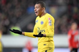 Kylan Mbappé will es nicht wahrhaben: Der Superstar von Paris St. Germain sah im Ligapokal nach einem rüden Foul die Rote Karte.