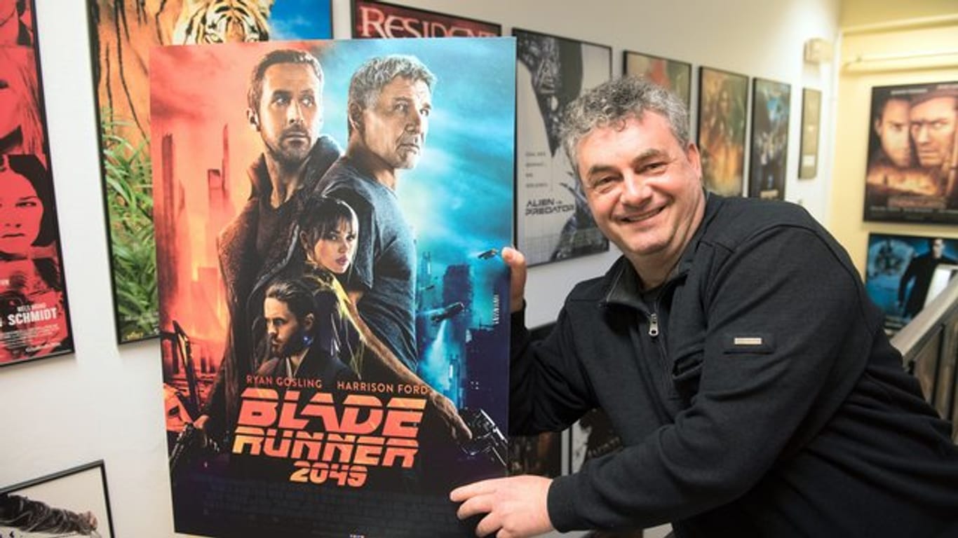 Gerd Nefzer mit einem Fimplakat für "Blade Runner 2049".