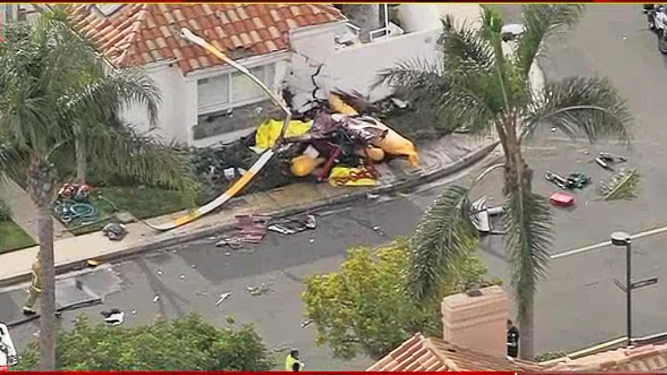 Hubschrauber des Typs Robinson R44 stürzt auf ein Haus und fordert drei Tote.
