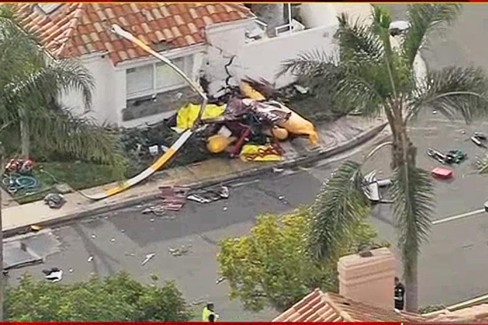 Hubschrauber des Typs Robinson R44 stürzt auf ein Haus und fordert drei Tote.